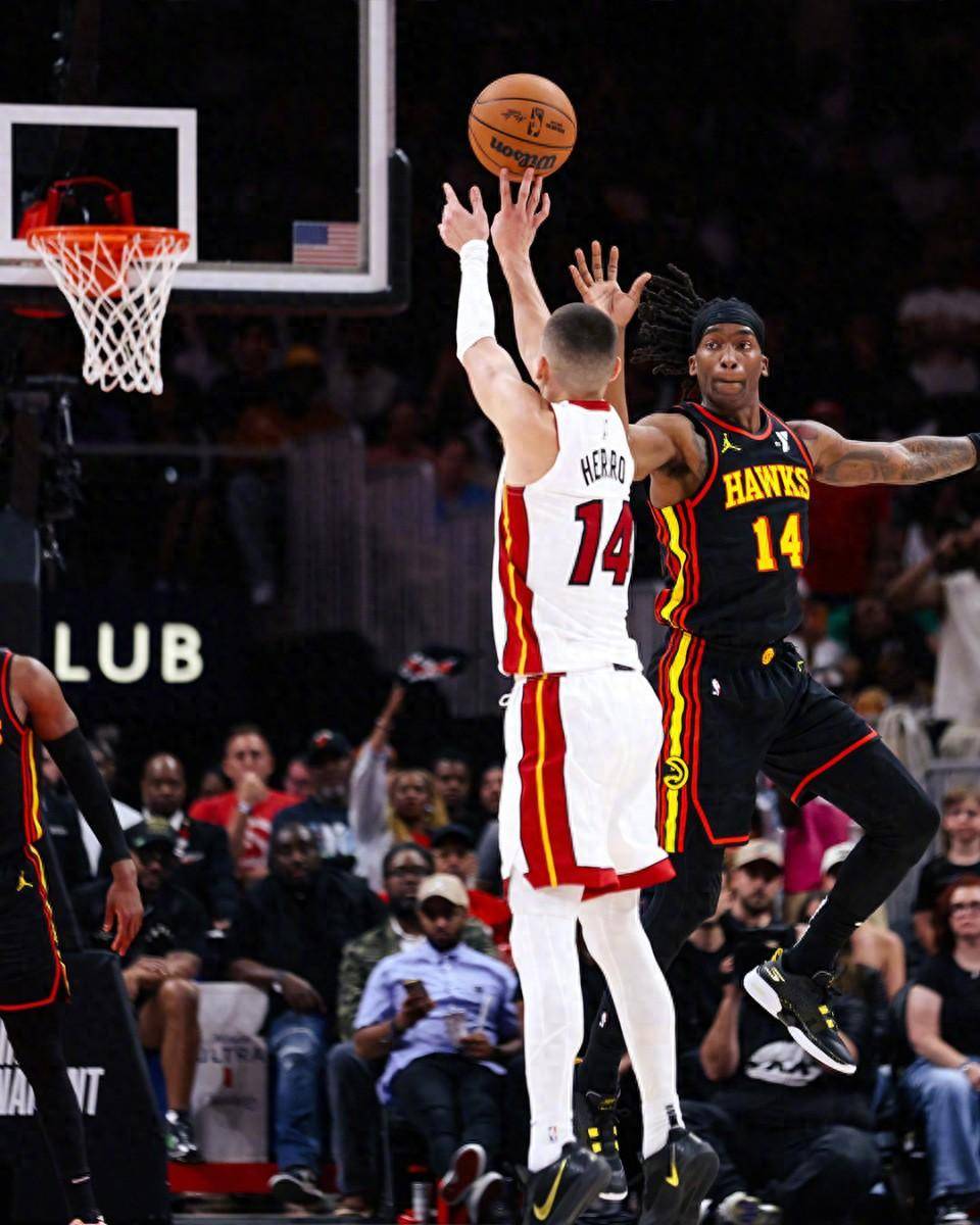 曼联发布备战花絮；冲刺阶段绝杀压哨；NBA季后赛任务艰巨；更衣室氛围转暖的简单介绍